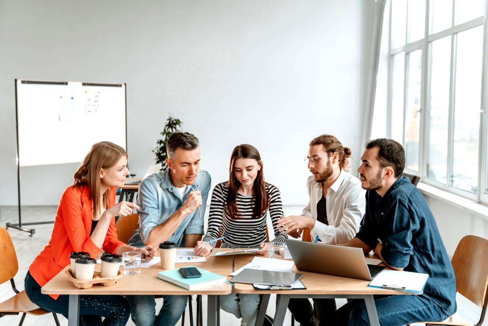 Bureau moderne avec vue panoramique illustrant l'environnement professionnel de conseil financier